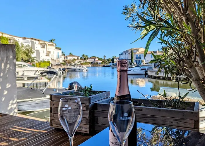 Belle Marina Avec Ponton Et Piscine Collective