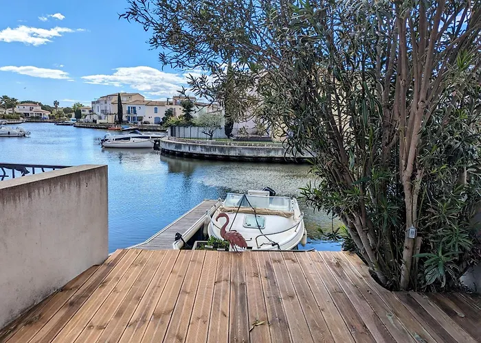 Belle Marina Avec Ponton Et Piscine Collective